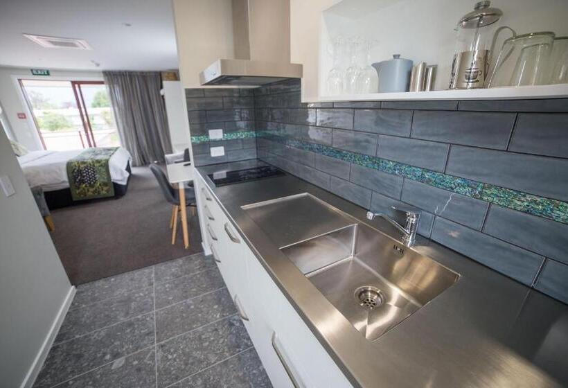 استودیوی لوکس, Red Tussock Motel