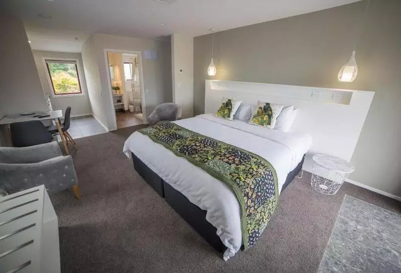 استودیوی لوکس, Red Tussock Motel