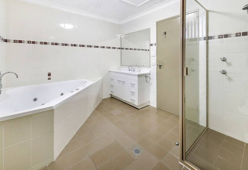 ３ベッドルームアパートメント, Smugglers On The Beach