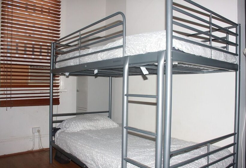 سرير فى غرفة مشتركه, The Hive Hostel   Traveler Friendly, Passport Only