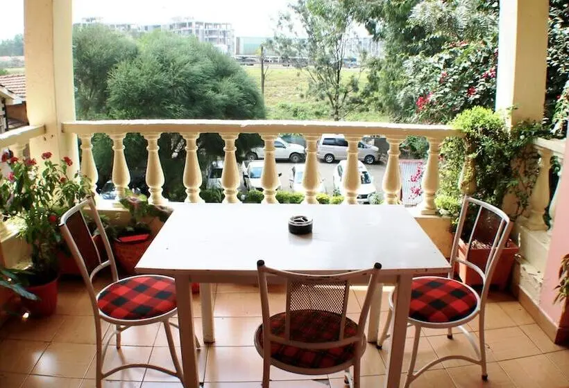 اتاق لوکس, Red Buffalo House