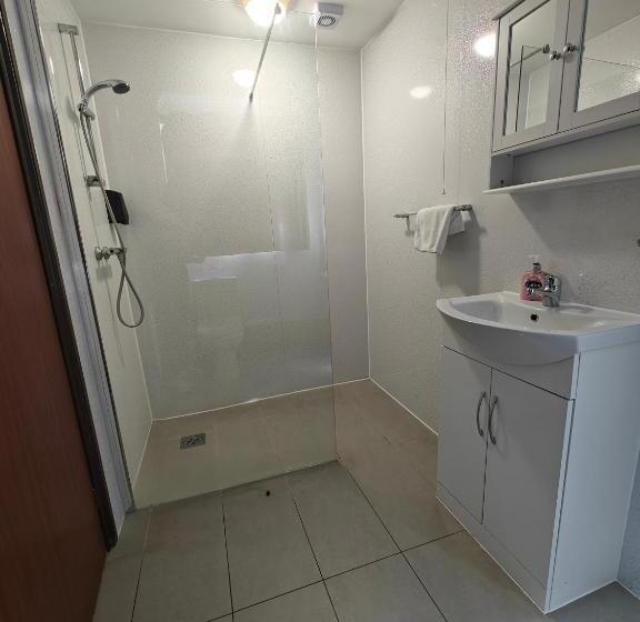 Номер Стандарт Трехместный, Little Foxes Hotel & Gatwick Airport Parking