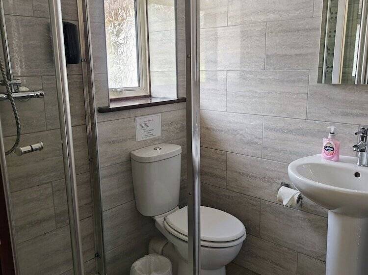 Номер Стандарт Трехместный, Little Foxes Hotel & Gatwick Airport Parking