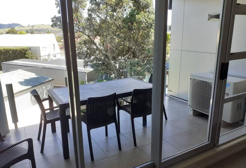 דירת שלושה חדרים, Esplanade Apartments