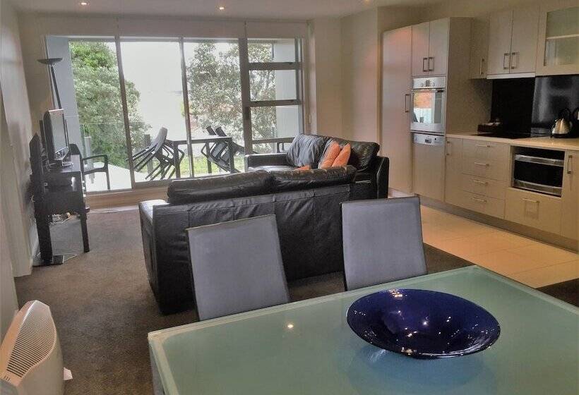 דירת שלושה חדרים, Esplanade Apartments