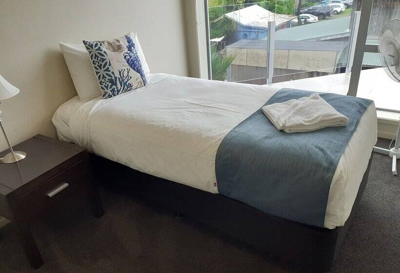 דירת שלושה חדרים, Esplanade Apartments