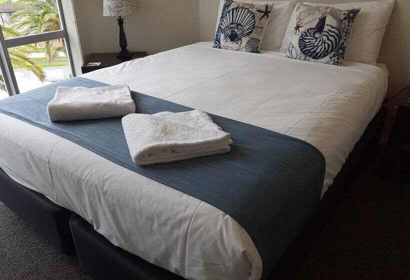 דירת שלושה חדרים, Esplanade Apartments