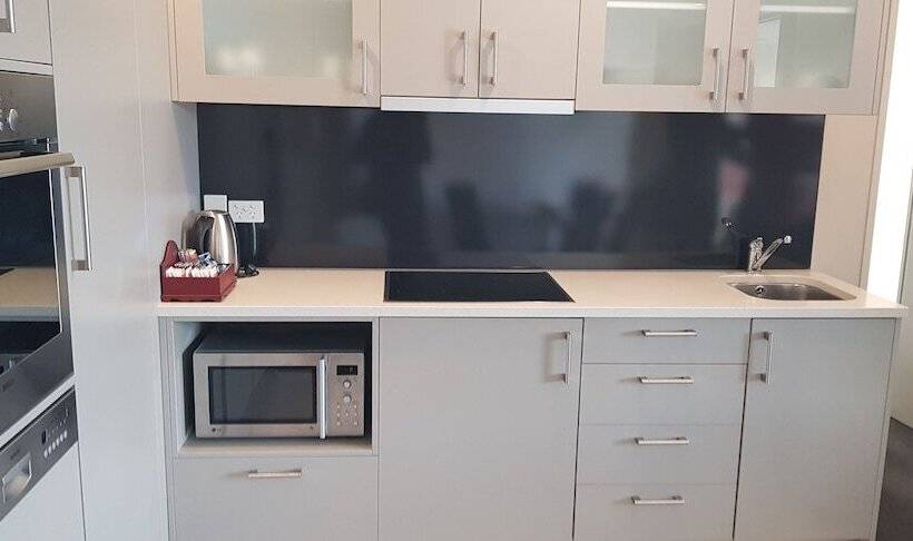 דירת שלושה חדרים, Esplanade Apartments