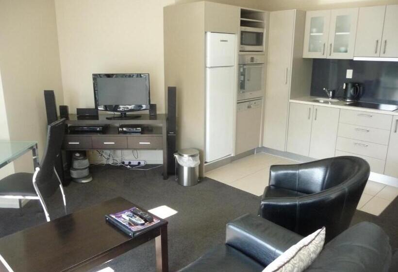 דירת חדר, Esplanade Apartments