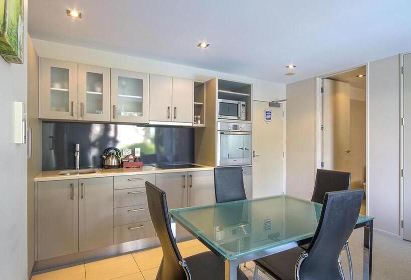 דירת שני חדרים, Esplanade Apartments