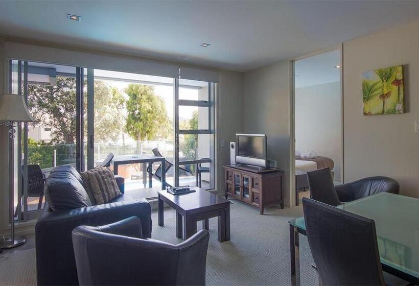 דירת שני חדרים, Esplanade Apartments