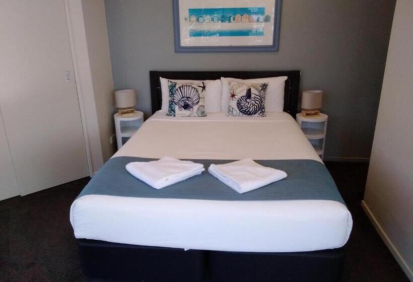 דירת שלושה חדרים, Esplanade Apartments