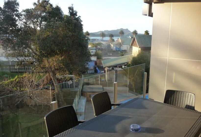 דירת שלושה חדרים, Esplanade Apartments