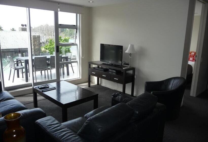 דירת שלושה חדרים, Esplanade Apartments