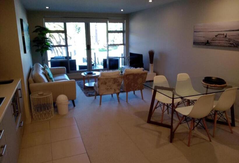 דירת שני חדרים, Esplanade Apartments