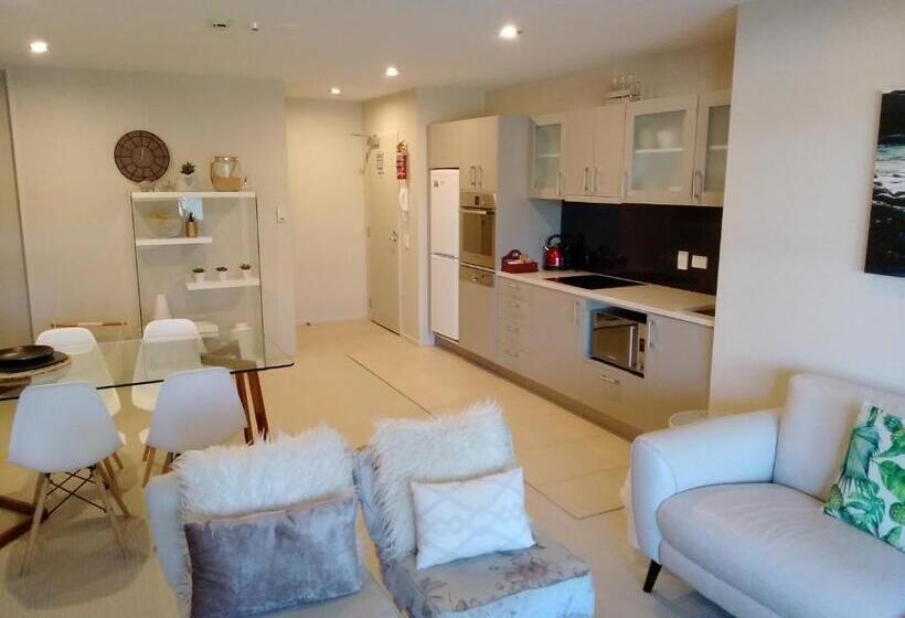 דירת שני חדרים, Esplanade Apartments