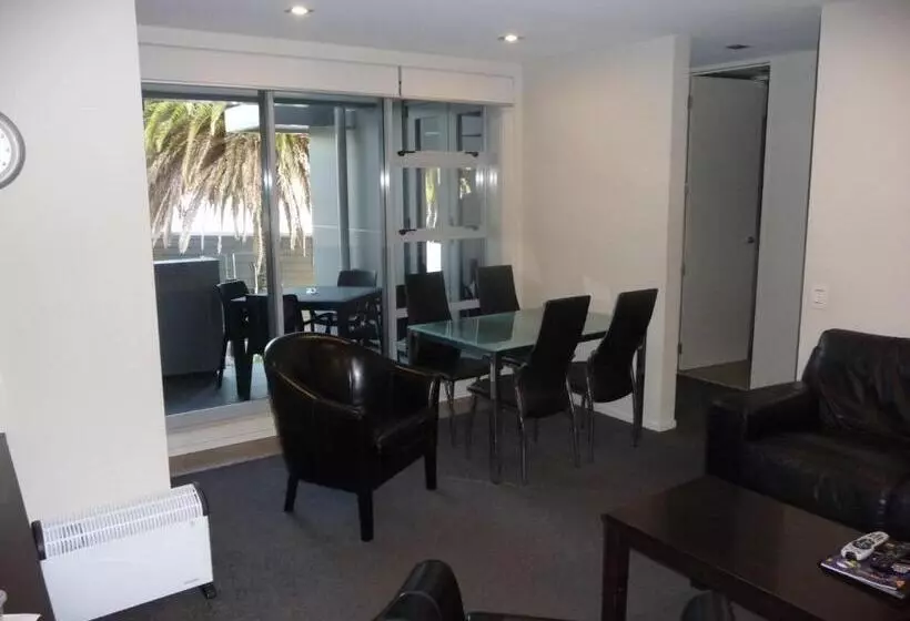 2ベッドルーム家族用アパートメント, Esplanade Apartments