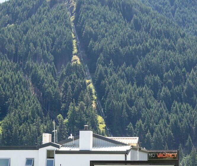 Студия Стандарт, Four Seasons Motel