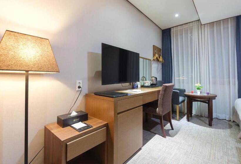 Cameră triplă standard cu vedere la mare dinspre lateral, Benikea Hotel Jeju