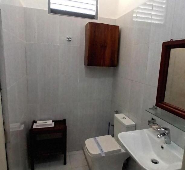 豪华三人间, Blue Eyes Inn