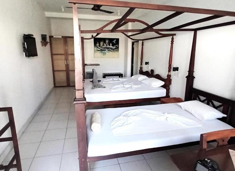 豪华三人间, Blue Eyes Inn