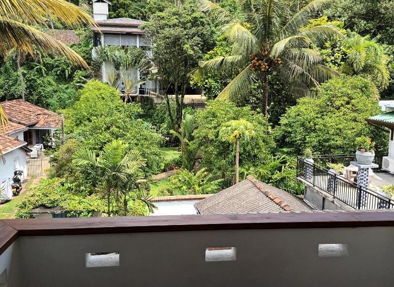 豪华海景房带阳台, Blue Eyes Inn