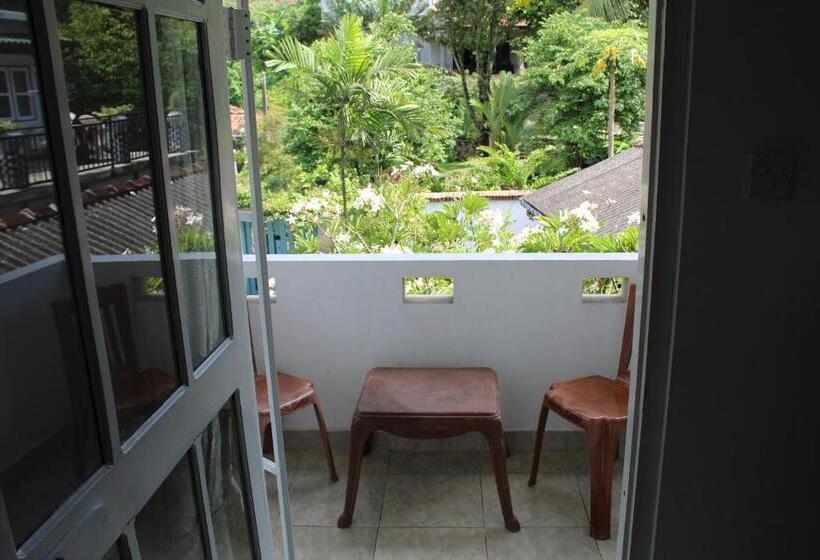 豪华海景房带阳台, Blue Eyes Inn