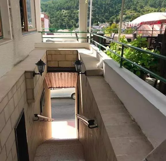 اتاق استاندارد سه نفره, Christys Palace
