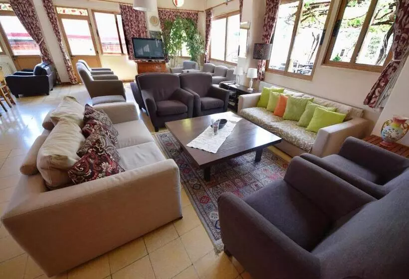 اتاق خانوادگی, Christys Palace