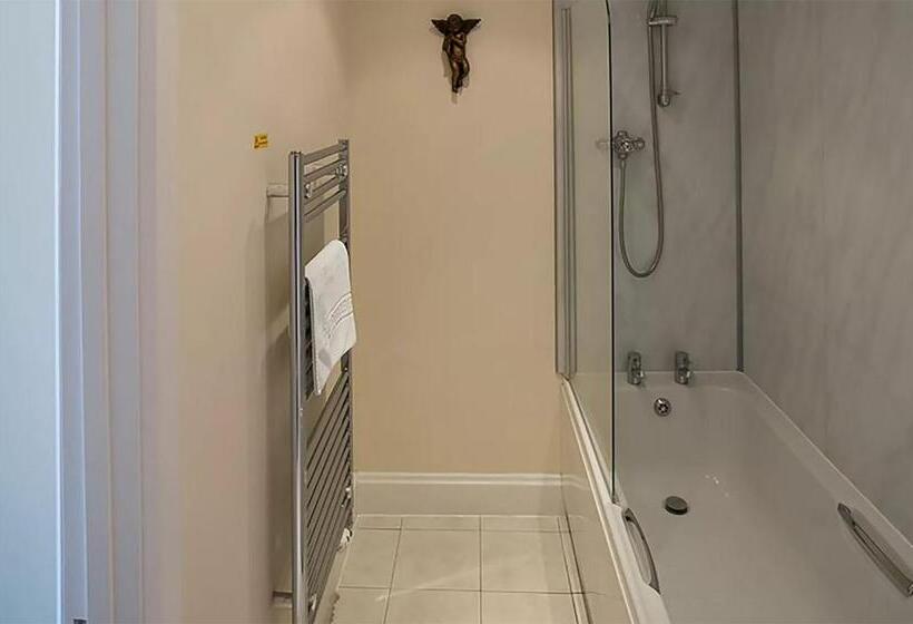 חדר סטנדרט לארבעה, Mellington Hall Country House