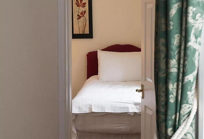 חדר סטנדרט לארבעה, Mellington Hall Country House