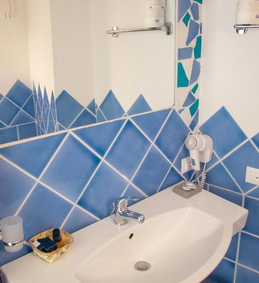 חדר סטנדרט לשלושה, Olbia City