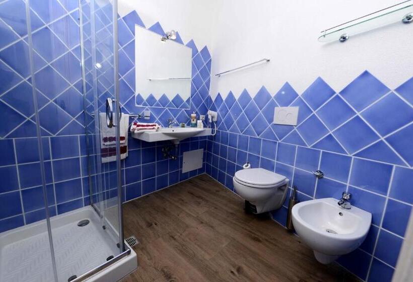 חדר סטנדרט לשלושה, Olbia City