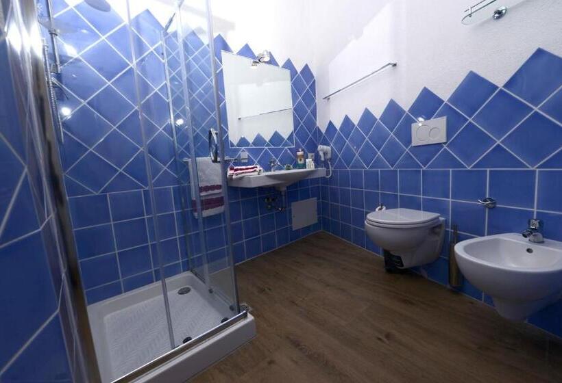 חדר סטנדרט לארבעה, Olbia City