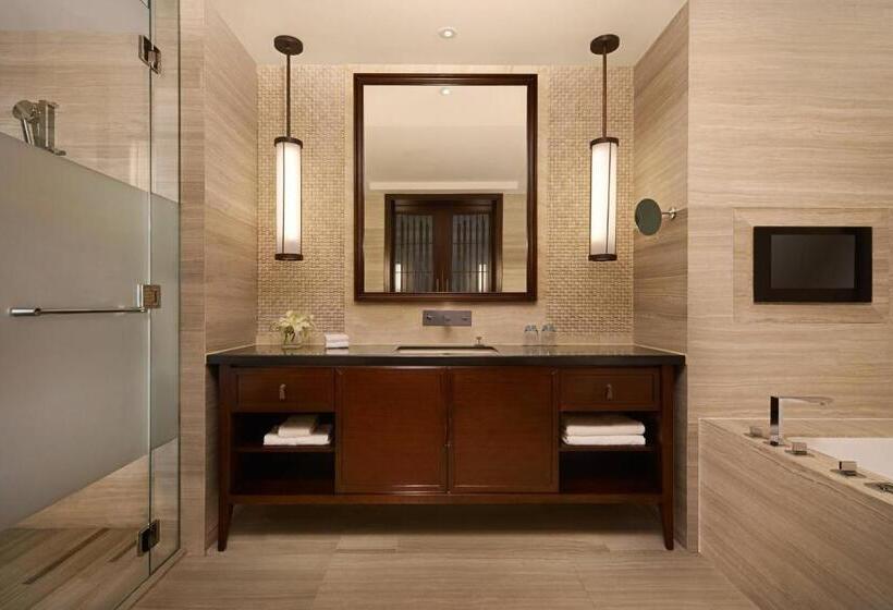 מיטת קינג בסוויטה, Sheraton Shenzhou Peninsula Resort