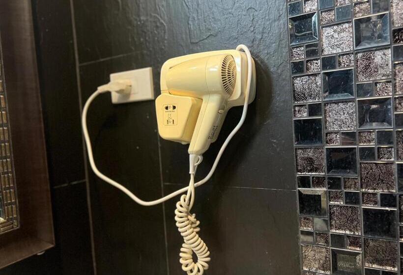 디럭스 룸 킹사이즈 침대, Srisawara Casa