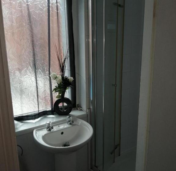 חדר בסיסי, The Garnett