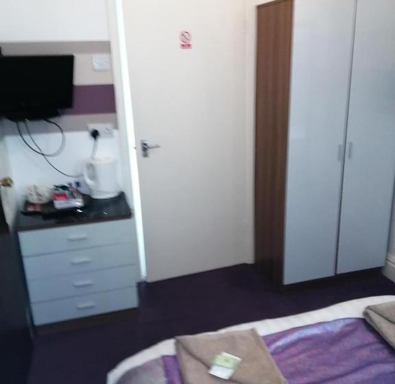 חדר בסיסי, The Garnett