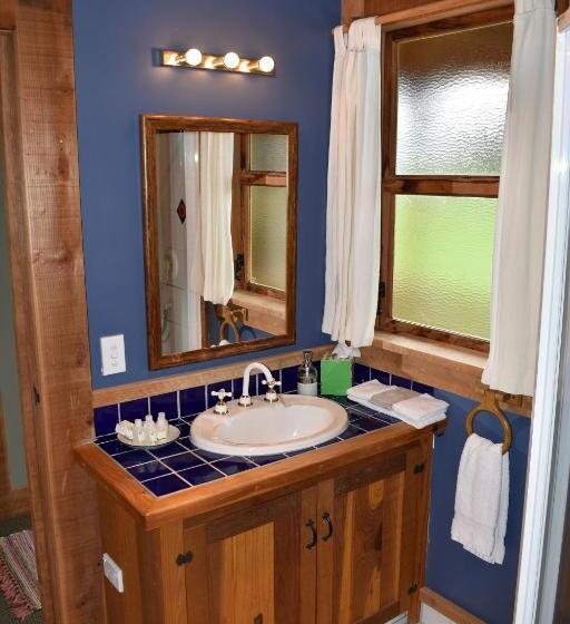 סוויטה נוף להרים, The River Lodge