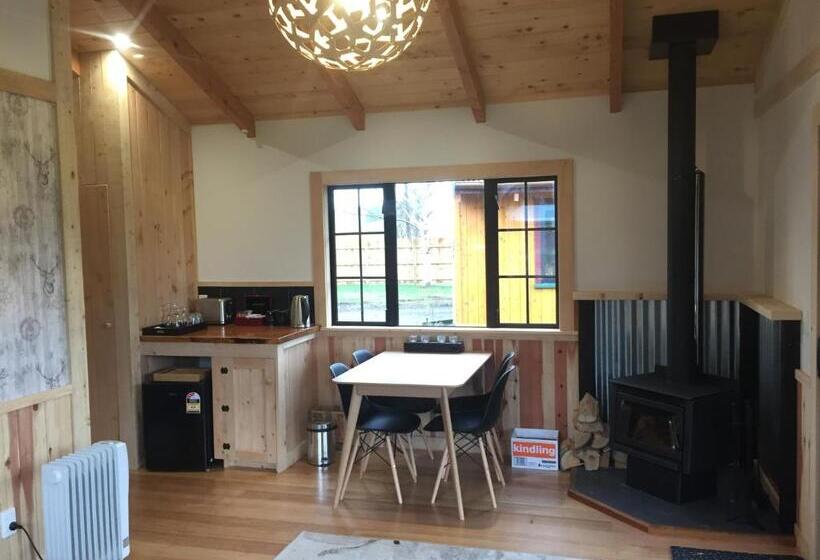 בקתת חדר, The River Lodge