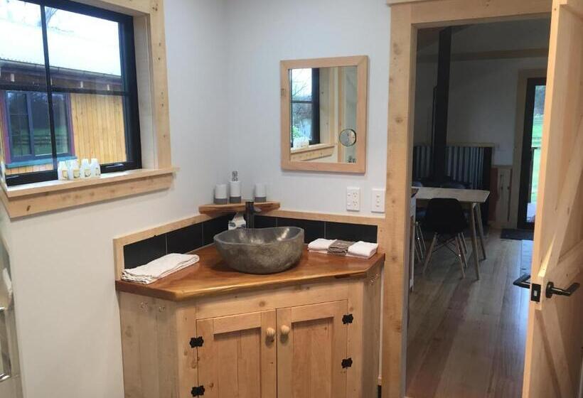 בקתת חדר, The River Lodge