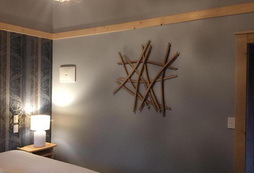 בקתת חדר, The River Lodge