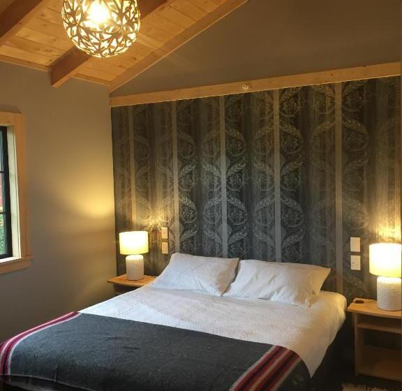 בקתת חדר, The River Lodge