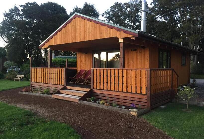 בקתת חדר, The River Lodge