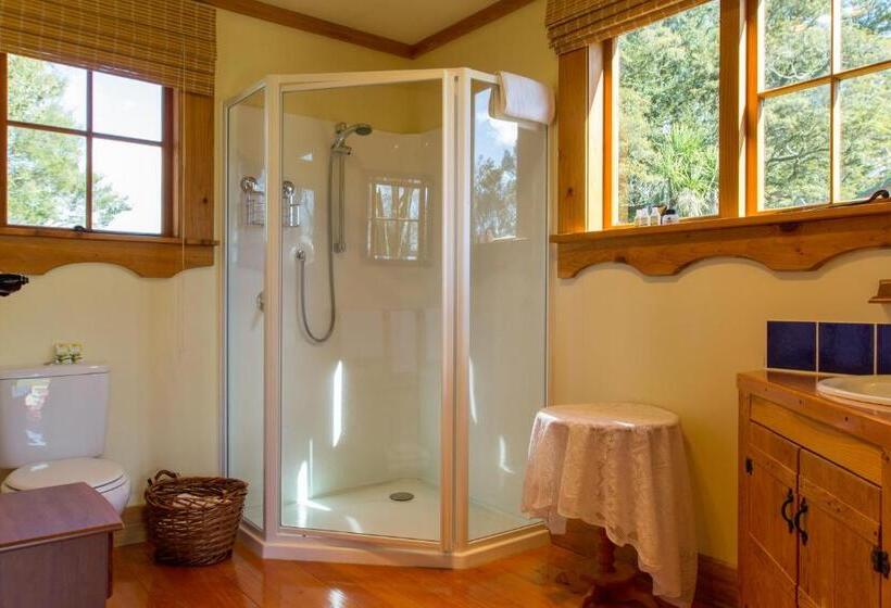 בקתה, The River Lodge