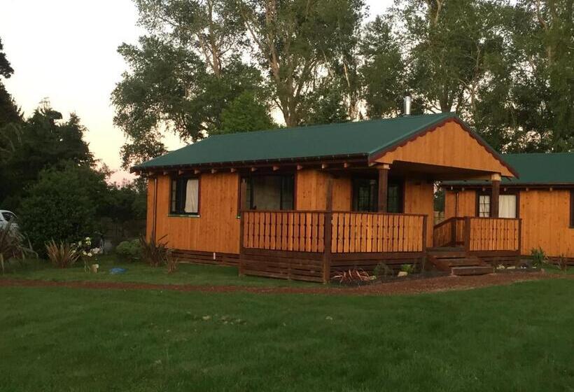 בקתת חדר, The River Lodge