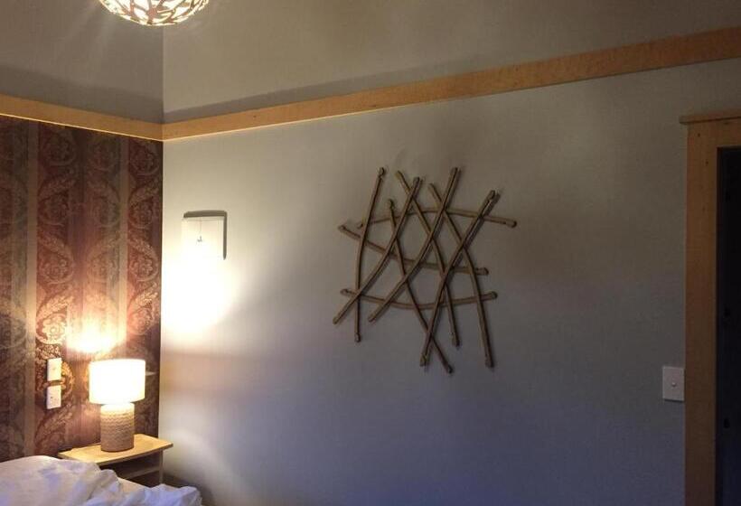 בקתת חדר, The River Lodge