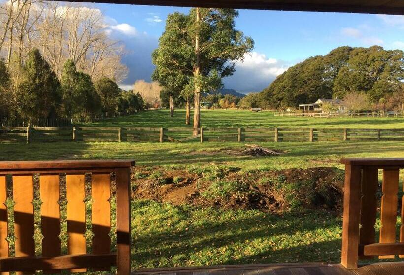 בקתת חדר, The River Lodge