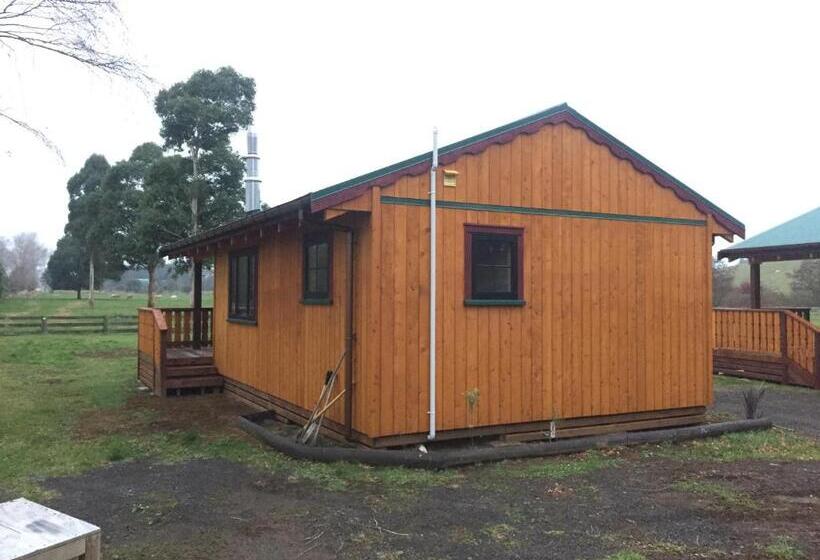 בקתת חדר, The River Lodge