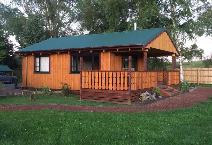 בקתת חדר, The River Lodge